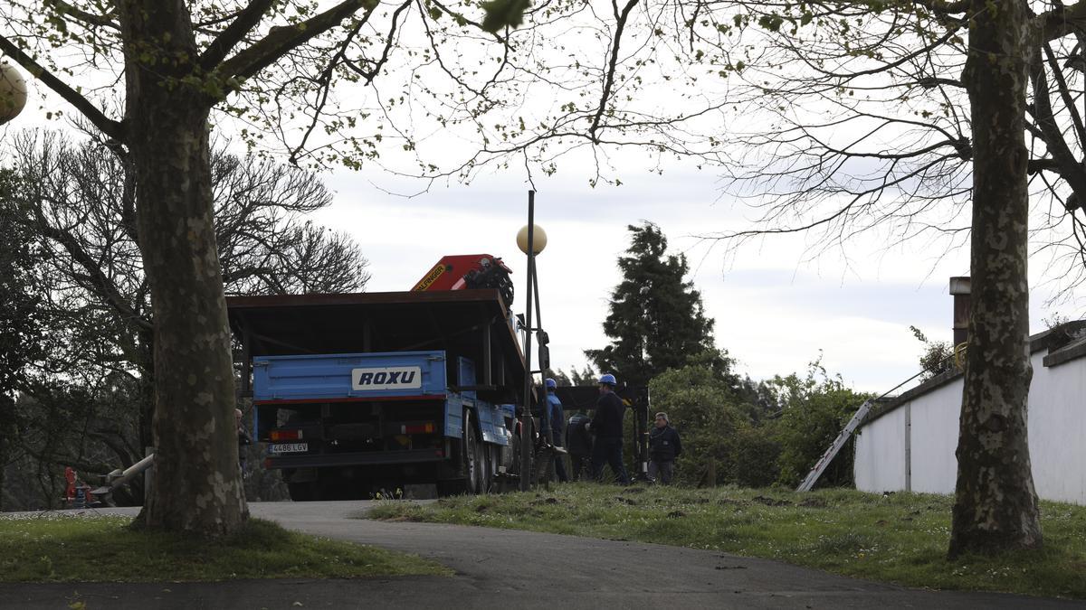 Traslado en camión de la pieza en el cementerio avilesino.