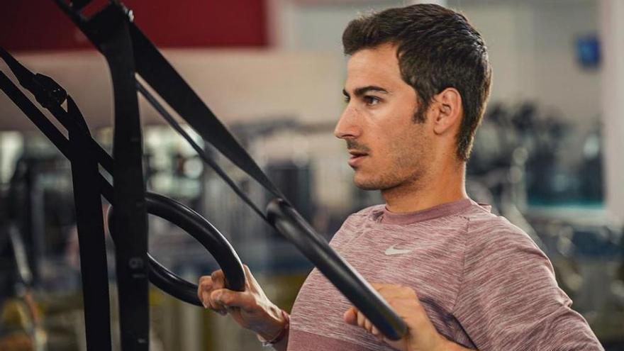 Mario Mola se entrena en casa para intentar mantener la forma durante la cuarentena.