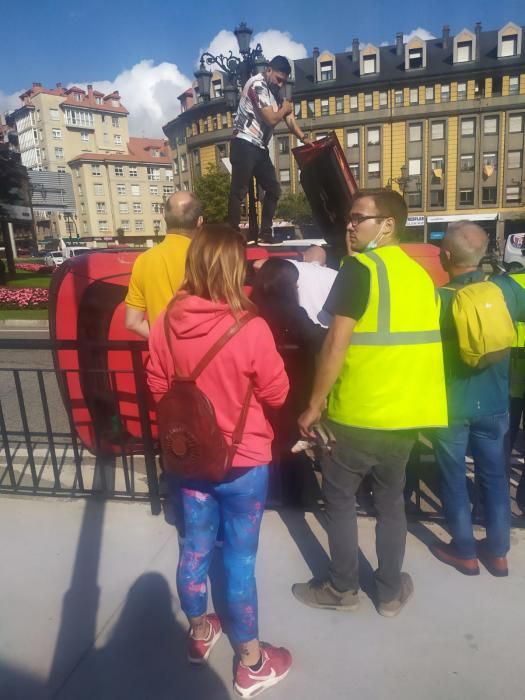 Vuelco de un vehículo en la plaza de la Cruz Roja