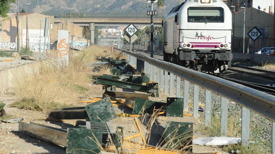 Una locomotora seguía ayer haciendo pruebas del tendido ferroviario después de la quema de traviesas, biondas y sujeciones.