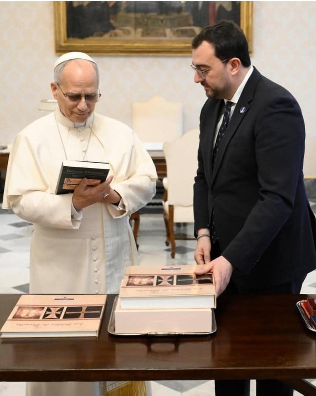 Barbón entrega las Glosas al papa.