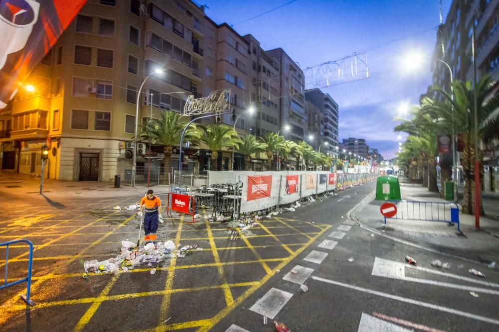Equipos de la empresa UTE Alicante logran que la ciudad amanezca limpia en Hogueras.