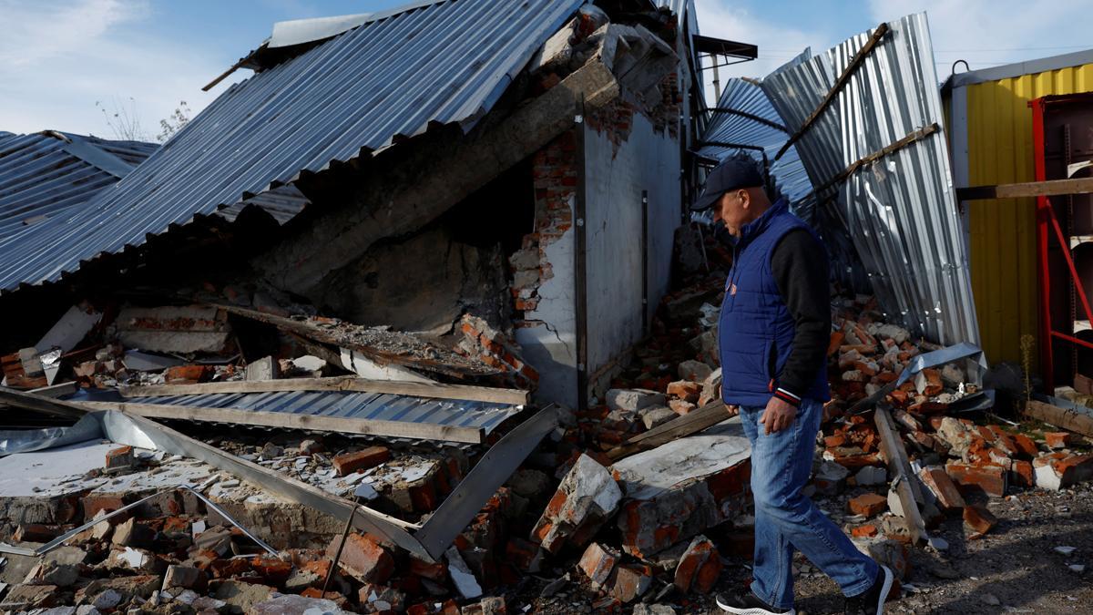 Restes d&#039;una casa destruïda després d&#039;un atac aeri a Balakliia, Ucraïna