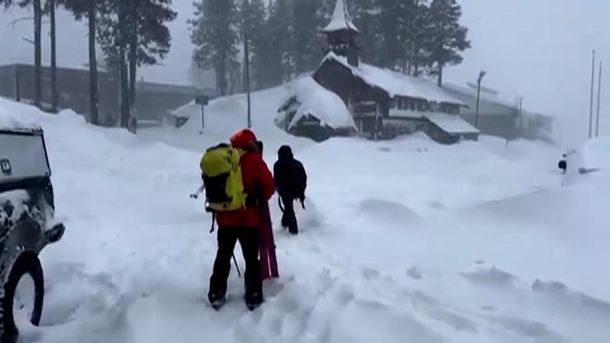 Equipos de rescate intentan rescatar a seis esquiadores atrapados por una avalancha en California