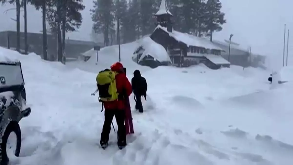 Equipos de rescate intentan rescatar a seis esquiadores atrapados por una avalancha en California