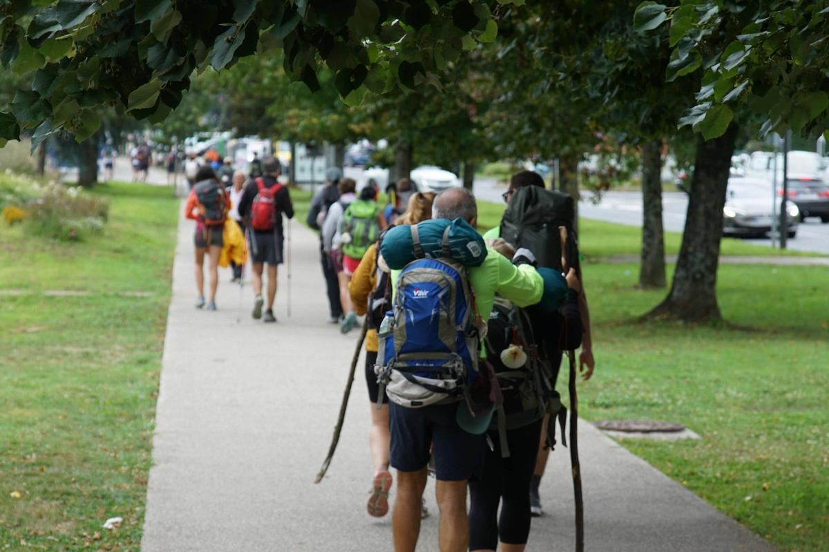 Peregrinos en el barrio de San Lázaro en Santiago de Compostela
