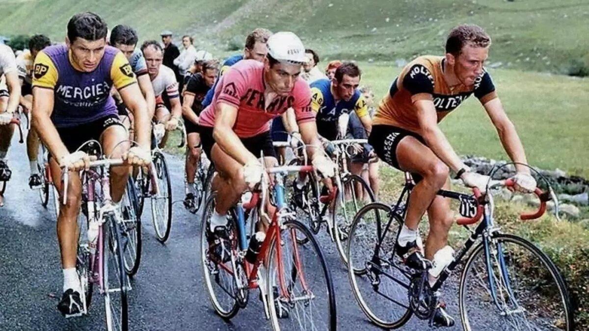 Perez Francés, del equipo ciclista Ferrys, junto a Poulidor en el Tourmalet del Tour de Francia