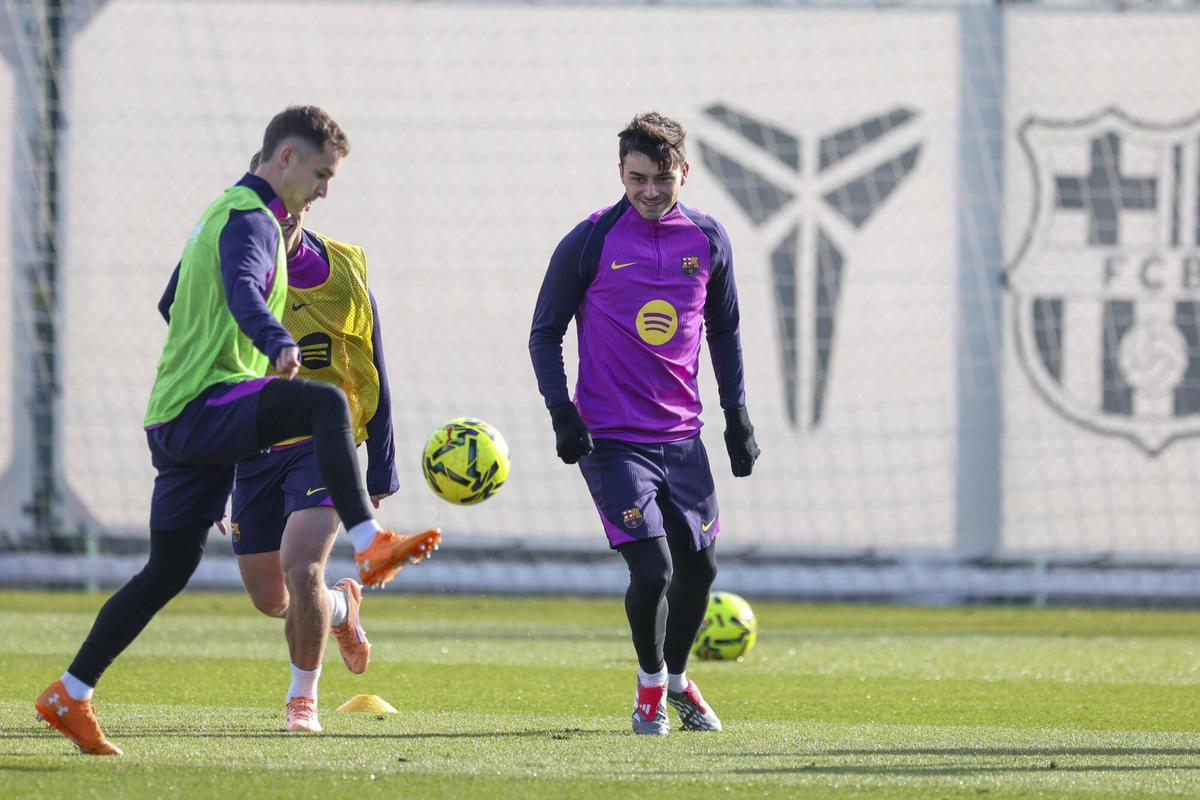Casadó y Pedri, frente a frente en una conservación de balón este viernes.