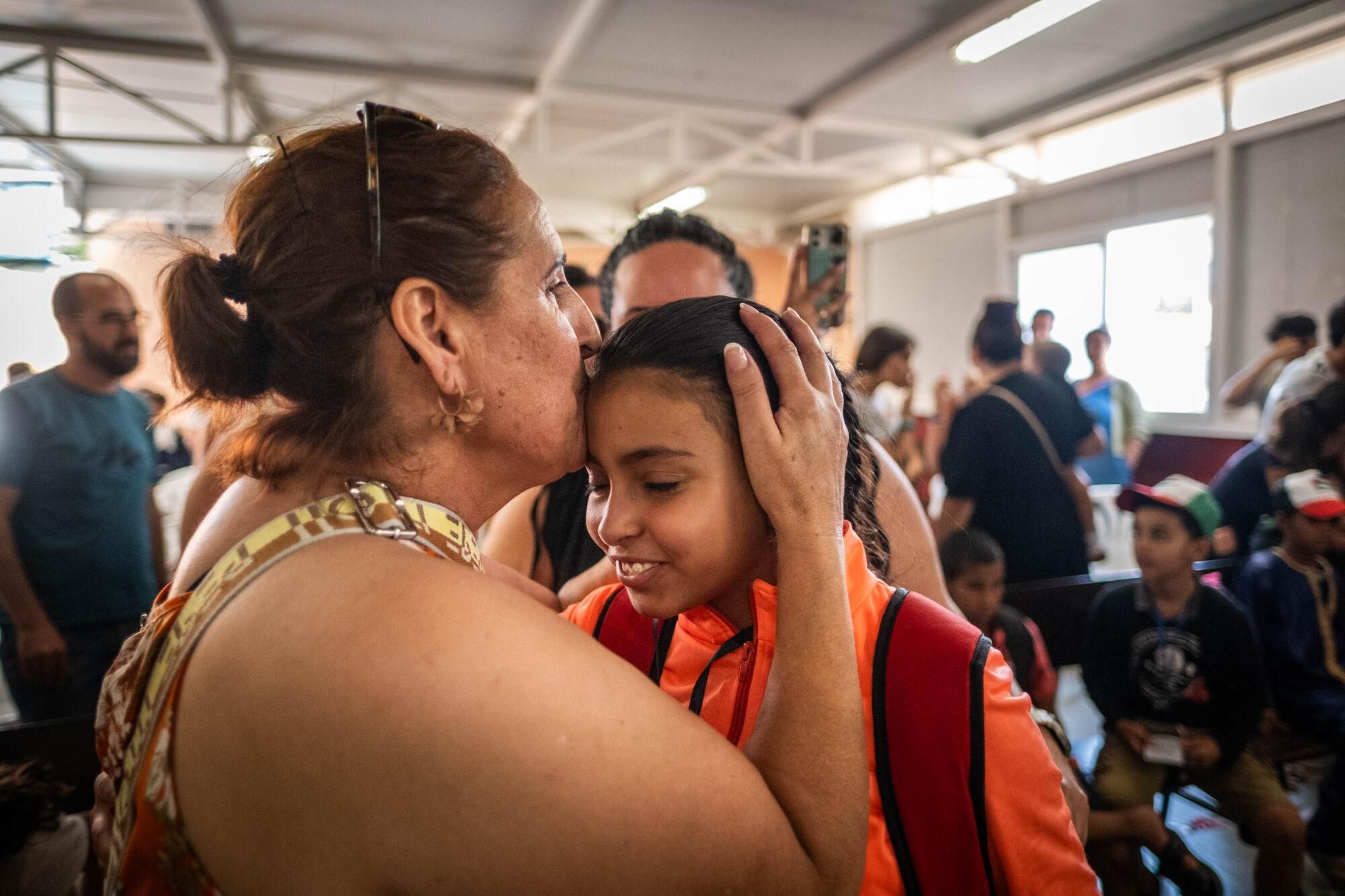 Recepción de los niños de los campamentos saharauis del programa Vacaciones en paz por sus familias de acogida