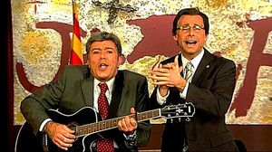 Mas i Homs, de guitarrista, interpreten ‘La bamba’ a ‘Polònia’.