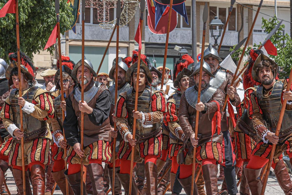 Todas las imágenes de la Guerrilla y Embajada de este lunes de los Moros y Cristianos de Petrer
