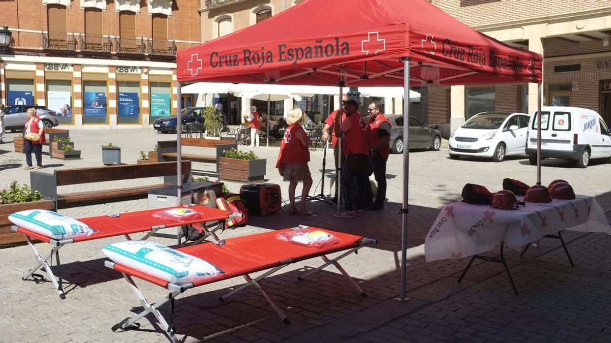 Carpa con material de socorro y salvamento de Cruz Roja.