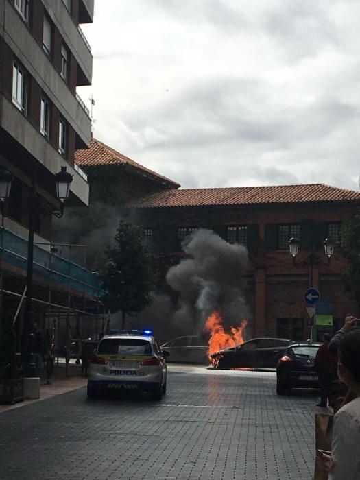 Susto en el centro de Oviedo al arder un coche en marcha.