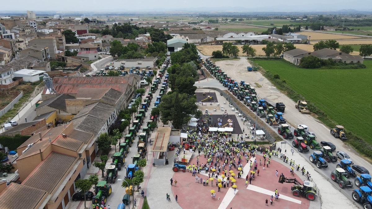 Aspecto de la concentración de tractores a su llegada a Tauste.