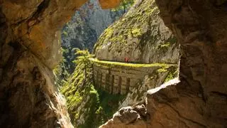 La ruta en el corazón de los Picos de Europa que llaman 'la Garganta Divina'
