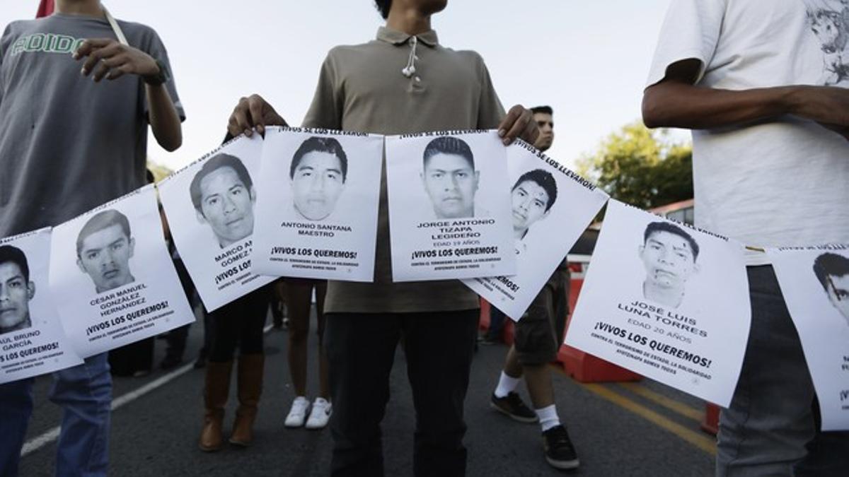 Manifestación en protesta por los estudiantes asesinados en el estado de Guerrero, este miércoles en la ciudad de Guadalajara.