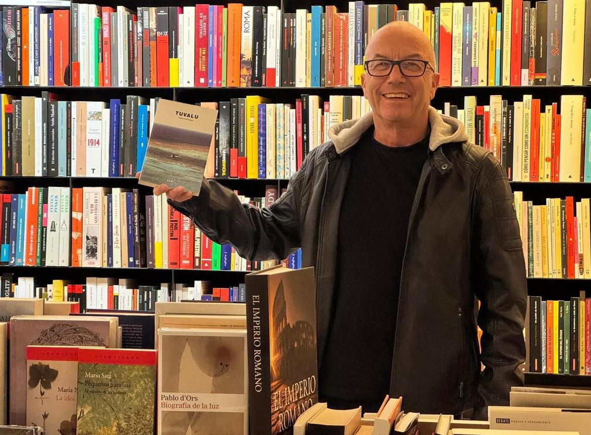 Hans Geilinger muestra su obra en el interior de la Biblioteca de Babel de Palma.