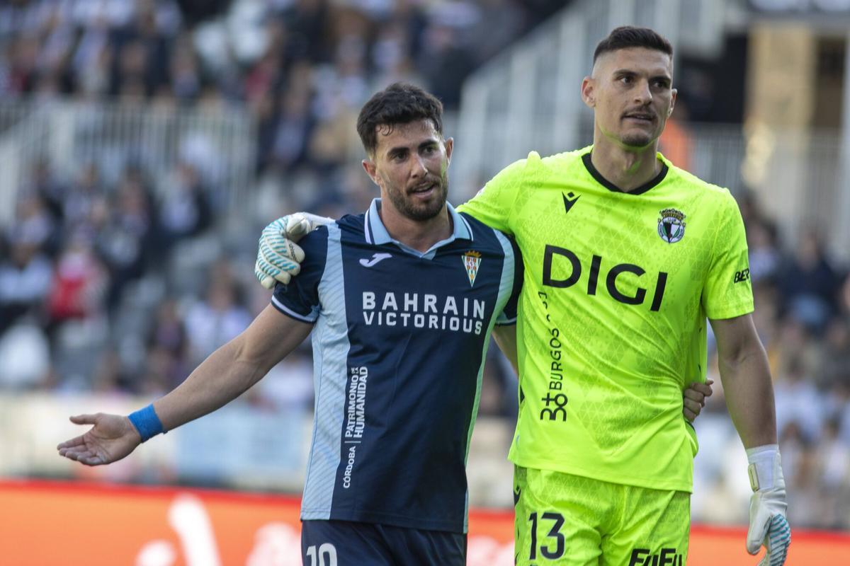 Jacobo González, a la izquierda, junto al meta del Burgos, Ander Cantero, en el duelo en El Plantío.