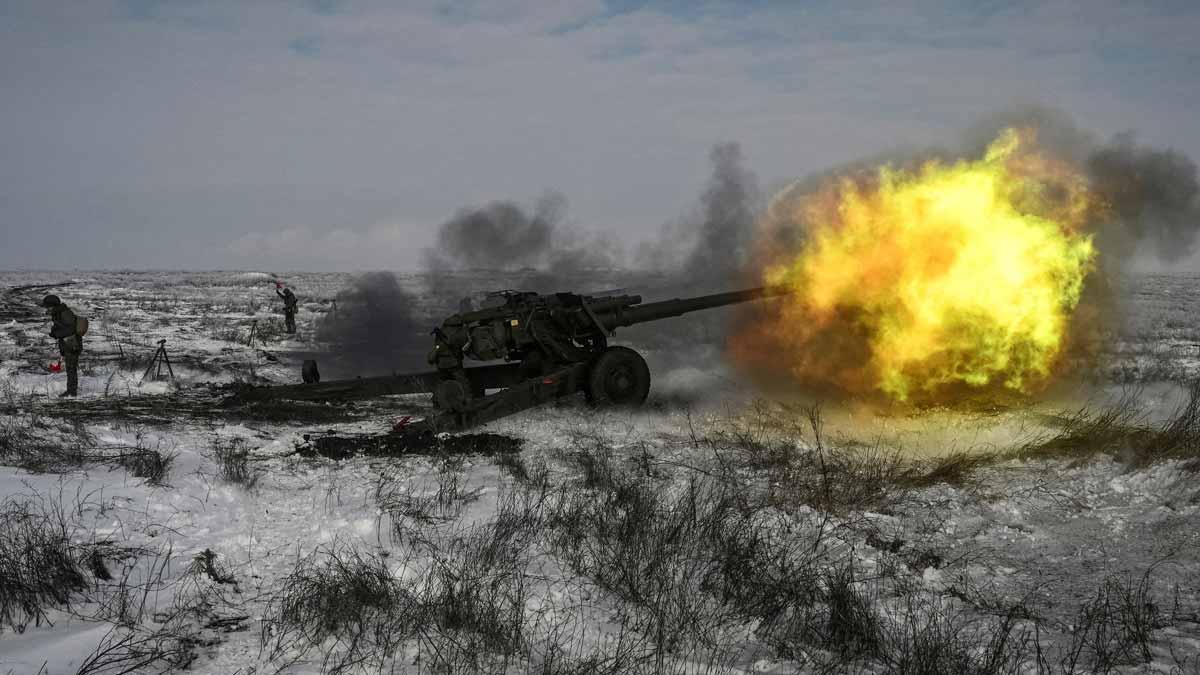 Miembros del Ejército de Rusia disparan un obús, en la región de Rostov.