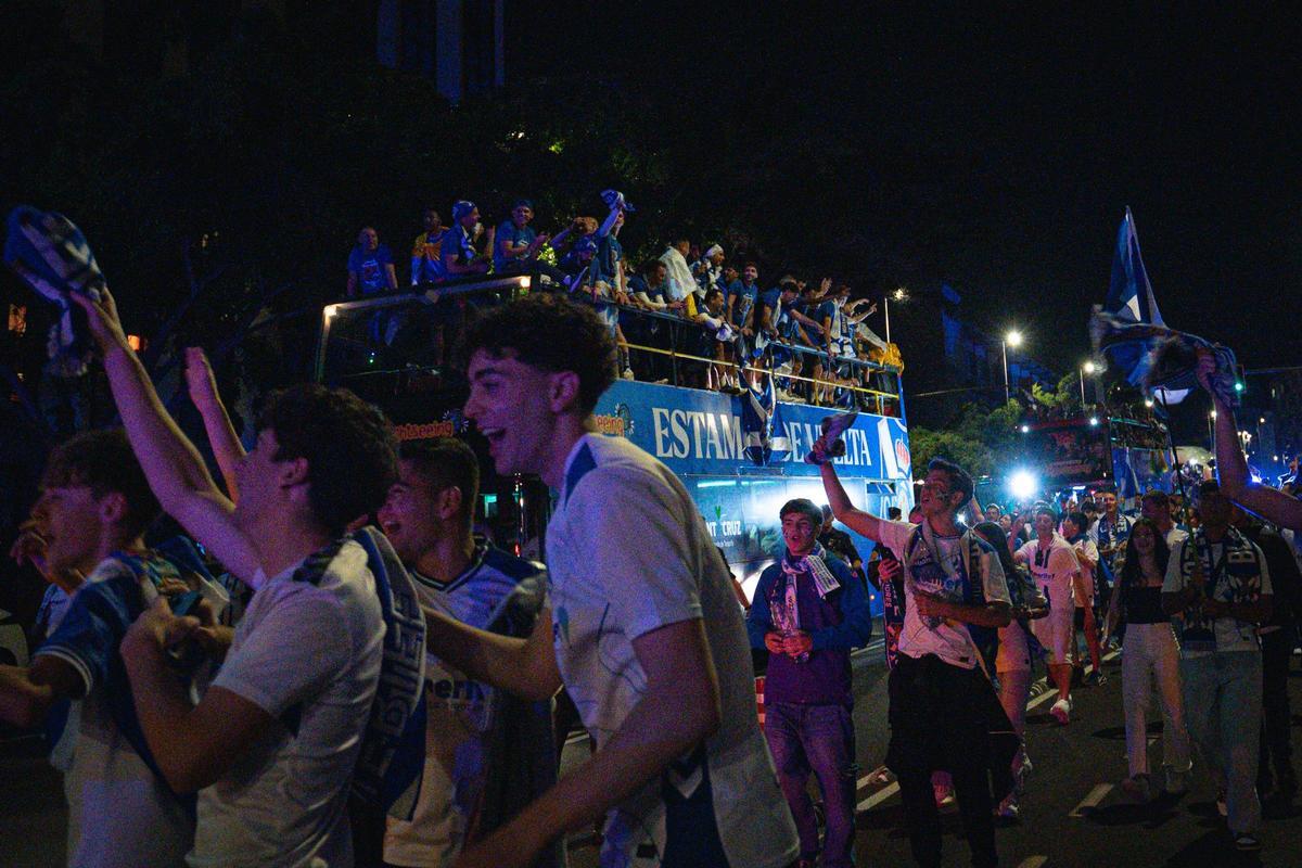 La plantilla del CD Tenerife llega al Cabildo para celebrar el ascenso con la afición blanquiazul La plantilla del CD Tenerife llega al Cabildo para celebrar el ascenso con la afición blanquiazul