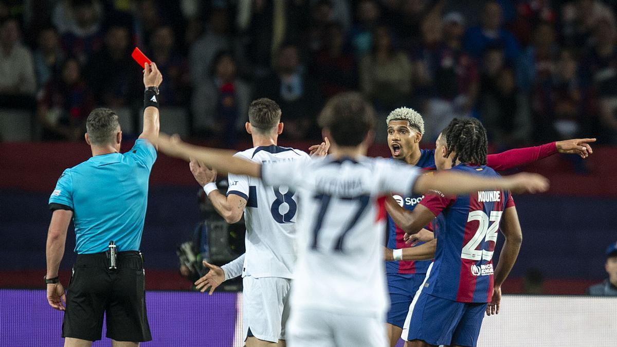 El árbitro muestra la cartulina roja a Araujo durante el partido de vuelta de los cuartos de final de la Champions League entre el FC Barcelona y el Paris Saint Germain en Montjuic.