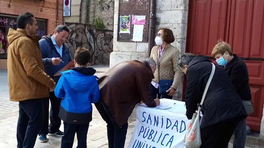 La recogida de firmas por la falta de médicos se traslada a las calles de Toro