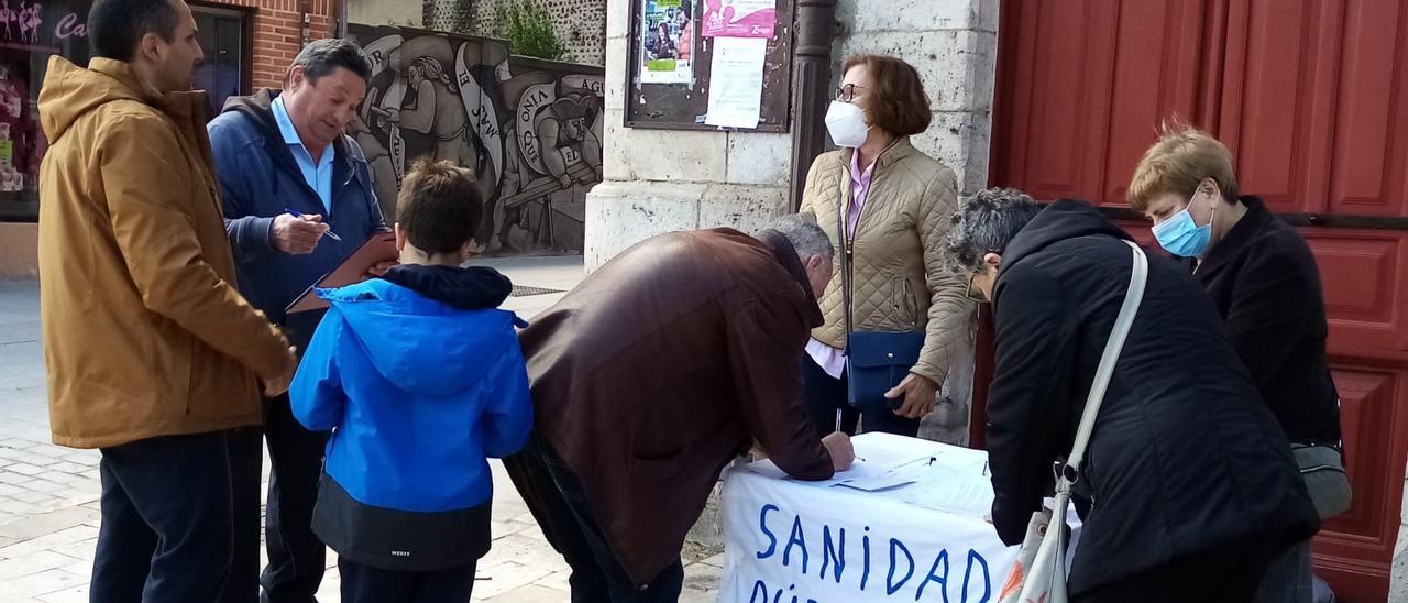 Vecinos de Toro firman las quejas sobre sanidad en la mesa informativa de la plataforma