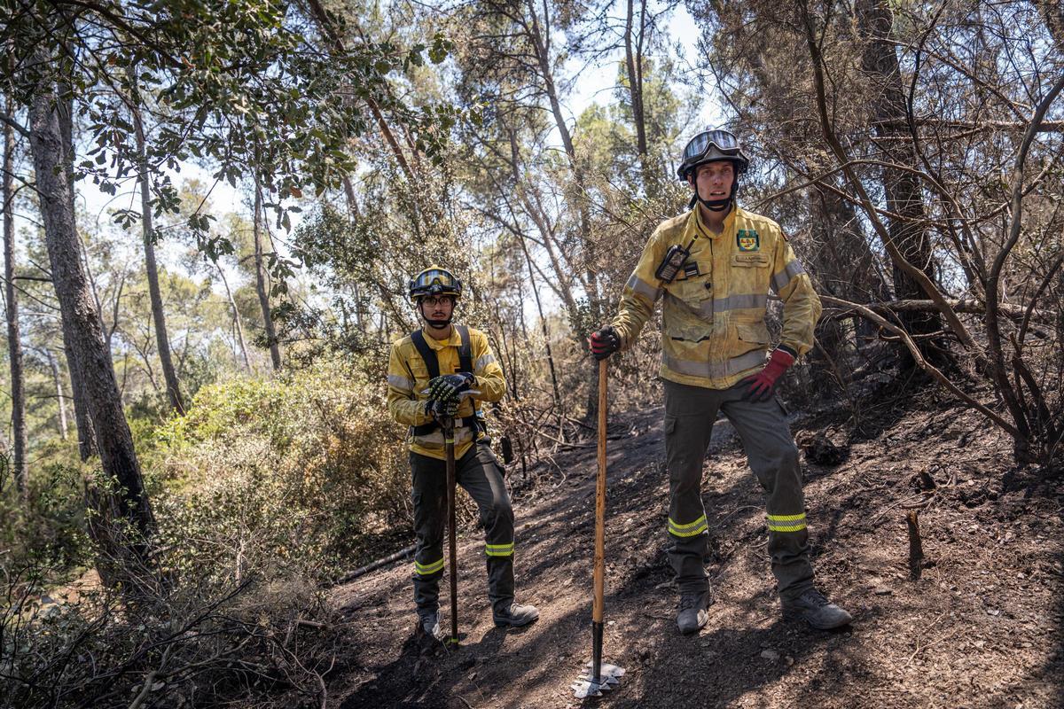 Columna de humo visible durante el incendio forestal de Sentmenat, cuyo avance ha movilizado un amplio dispositivo de emergencias