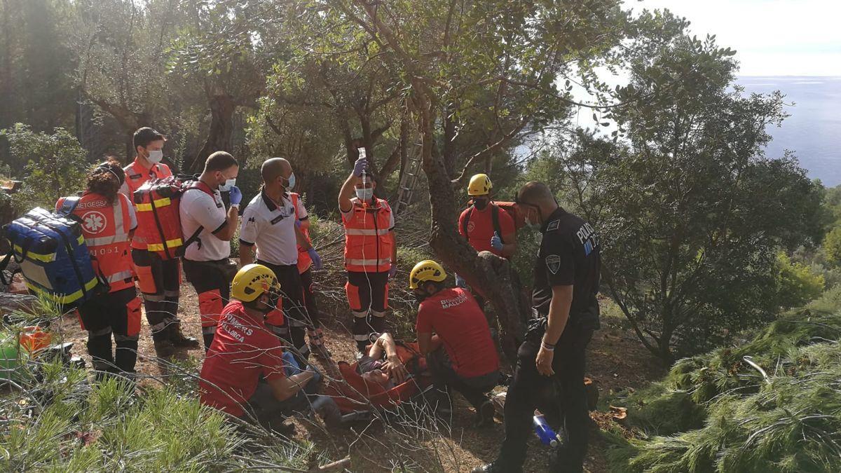 Evacuan en helicóptero a un hombre herido con una motosierra en Deià