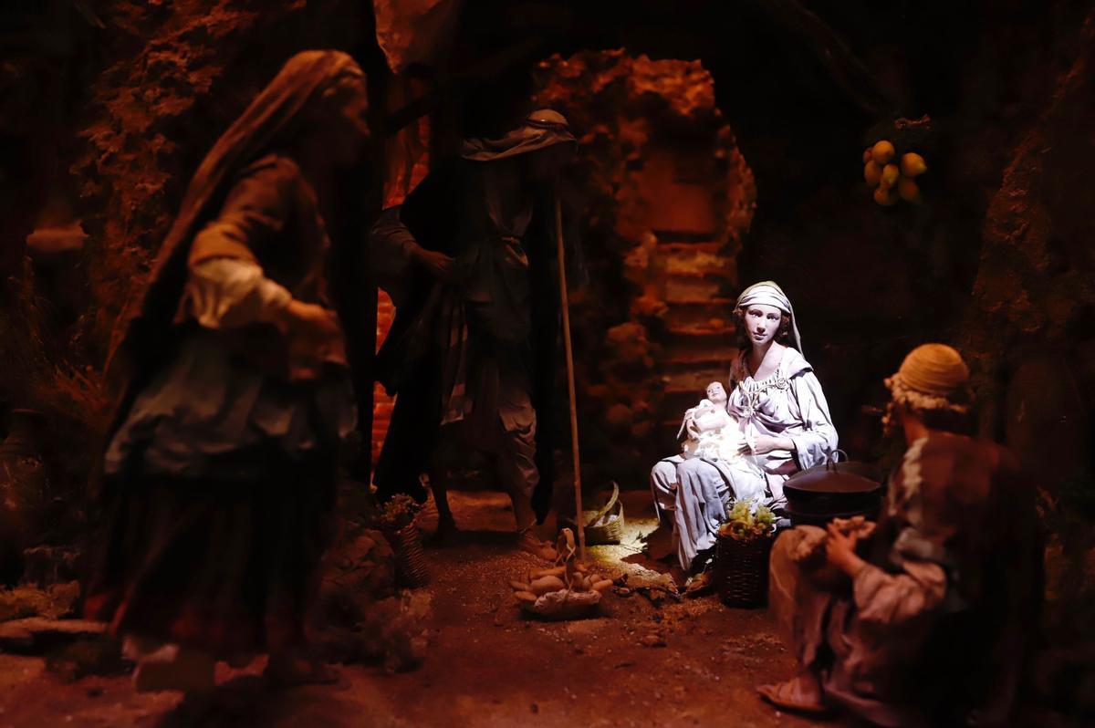 Detalle de la Virgen María con el Niño Jesús en sus brazos.