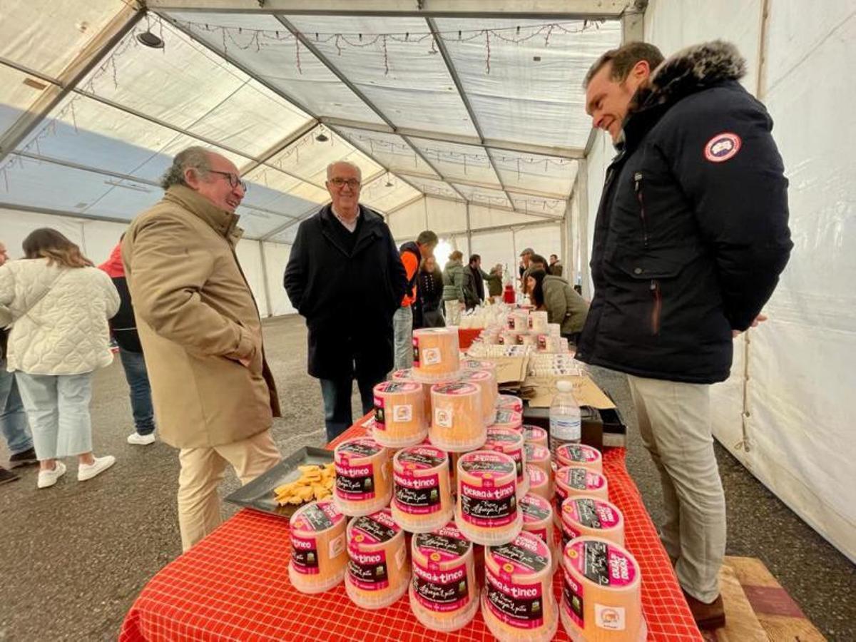 Los queseros alertan en Morcín de la escasez de leche y el alto precio de la materia prima