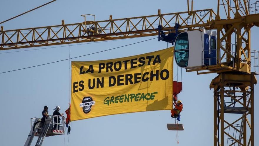 Cartel de Greenpeace contra la &#039;ley Mordaza&#039;.