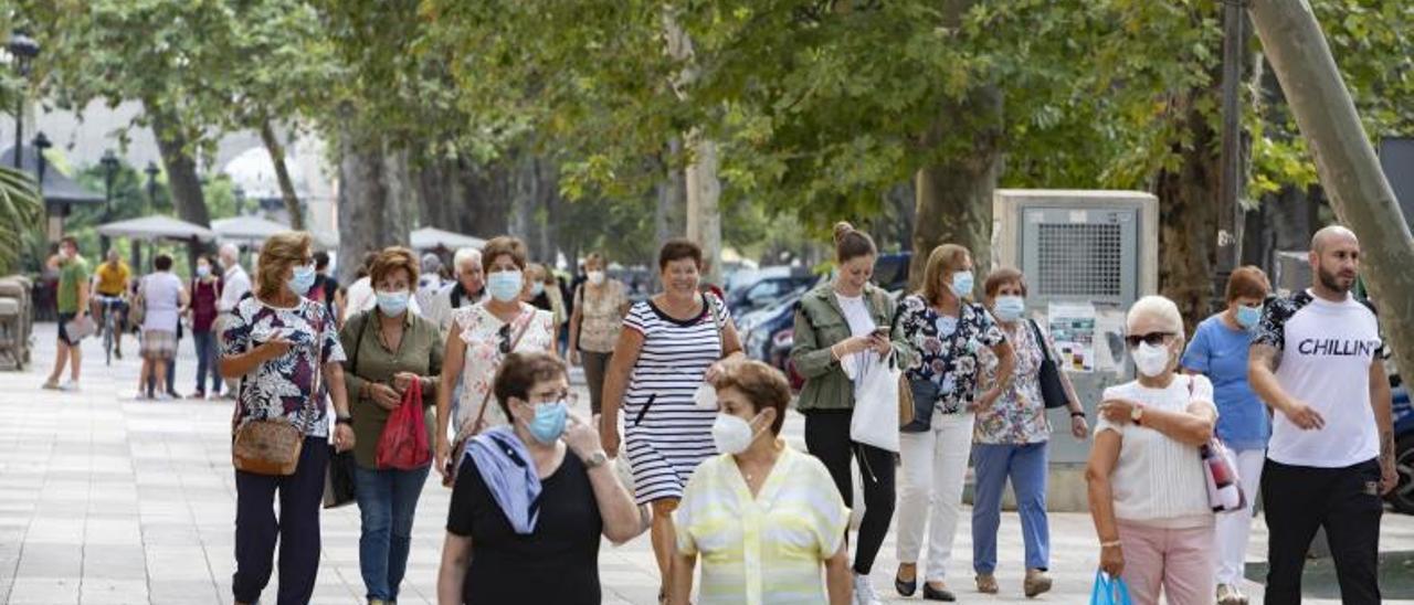 Gente caminando por la Albereda de Xàtiva, en una imagen de hace unas semanas.  | PERALES IBORRA