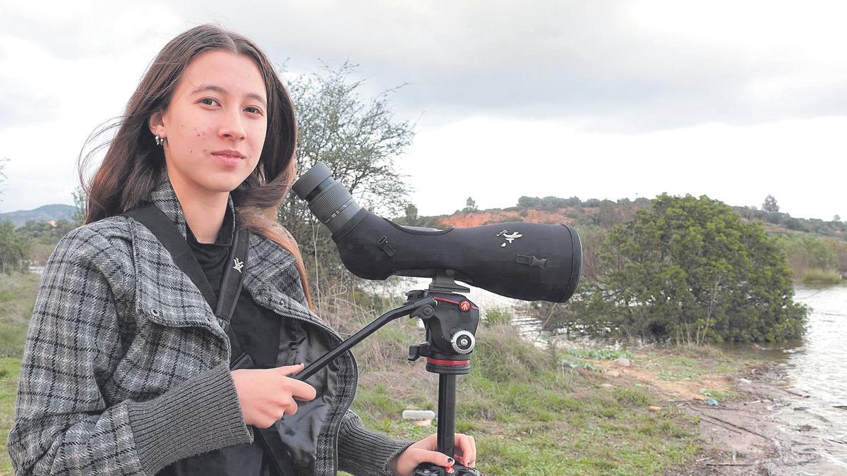 Sandra Tur Kim té 15 anys i du des dels huit alimentant i convertint en una opció de desenvolupament professional de futur la seua afició pel naturalisme i l’observació dels espais naturals, aconseguint fer el primer registre de reproducció de la titeta dels arbres (Anthus trivialis) a la província de Castelló i la Comunitat.