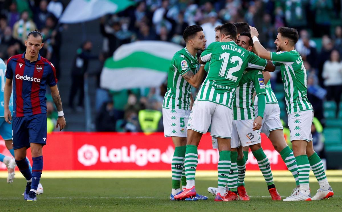 SEVILLA, 28/11/2021.- Los jugadores del Betis celebran uno de sus goles ante el Levante durante el partido de la jornada 15 de LaLiga Santander disputado este domingo en el estadio Benito Villamarín de Sevilla. EFE/Julio Muñoz