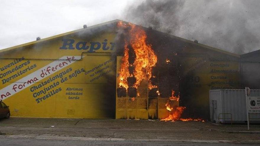 El fuego destruye una nave de muebles en La Torrecilla