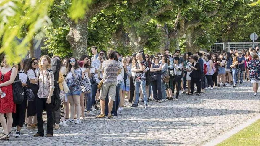 La cola para participar en el &#039;casting&#039; de &#039;Operación Triunfo&#039;, ayer, en Vigo.