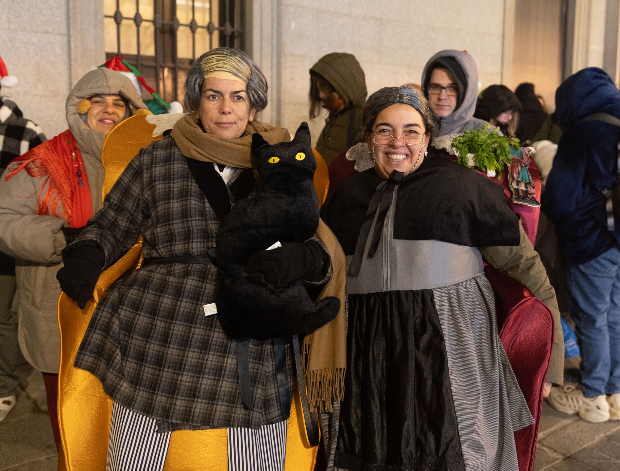 Dos personas disfrazadas hacen cola antes de pasar a la celebración del Sorteo Extraordinario de la Lotería de Navidad 2024, en el Teatro Real, a 22 de diciembre de 2024, en Madrid (España). El Estado reparte hoy un total de 2.702 millones de euros en premios, lo que supone 112 millones más que el año pasado. Para este sorteo se han puesto a la venta 193 millones de décimos de Lotería de Navidad. Este año la emisión consta de 193 series (ocho más que el anterior) de 100.000 números cada una, y asciende a 3.860 millones de euros, de los que se repartirá un 70% en premios. 22 DICIEMBRE 2024;SORTEO;NAVIDAD;LOTERIA Eduardo Parra / Europa Press 22/12/2024. Eduardo Parra;category_code_new;