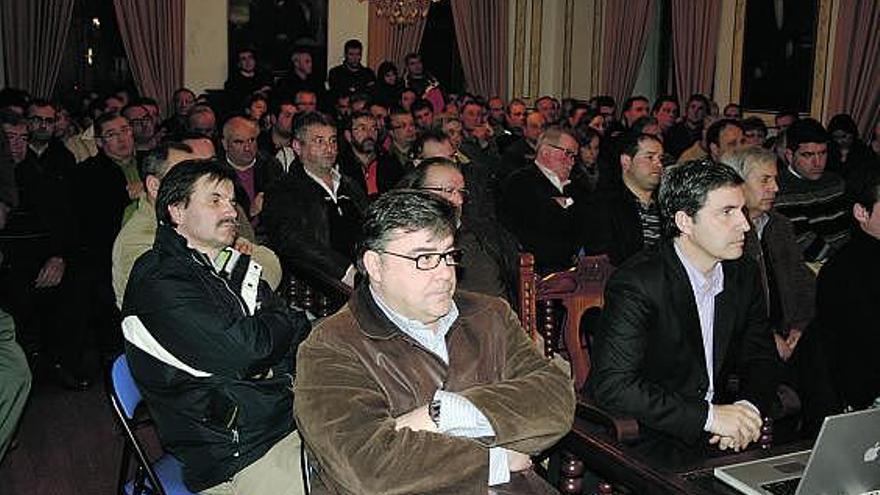 Los empresarios gallegos y asturianos en la presentación del polígono, en Ribadeo.