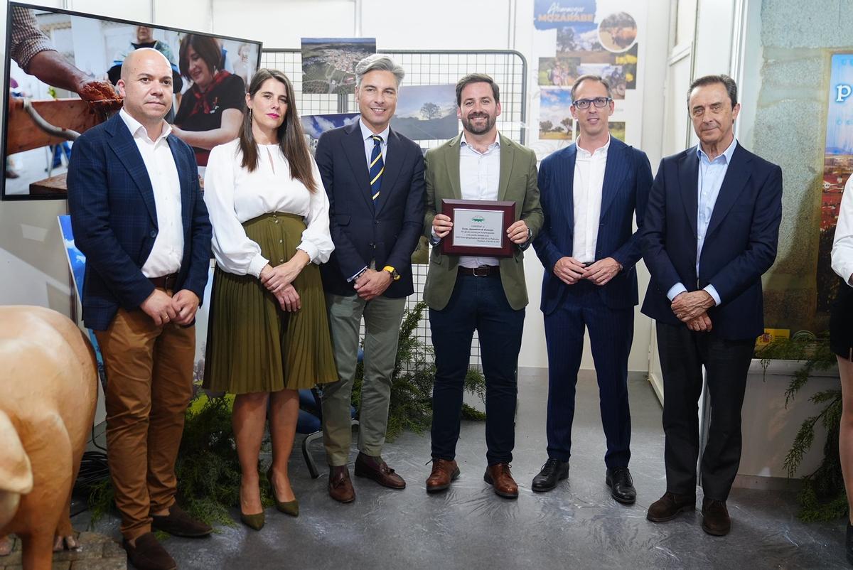 El alcalde de Alcaracejos, entre otras autoridades, muestra el reconocimiento al pueblo invitado.