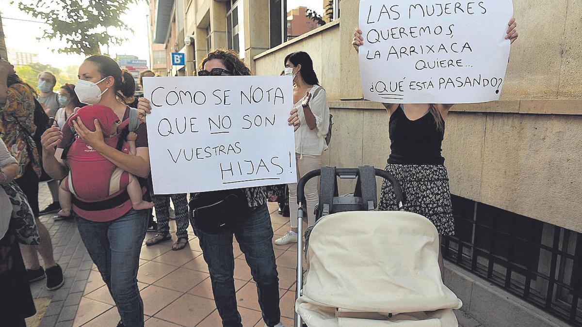 Momento de la concentración por un aborto digno, ayer en Murcia.