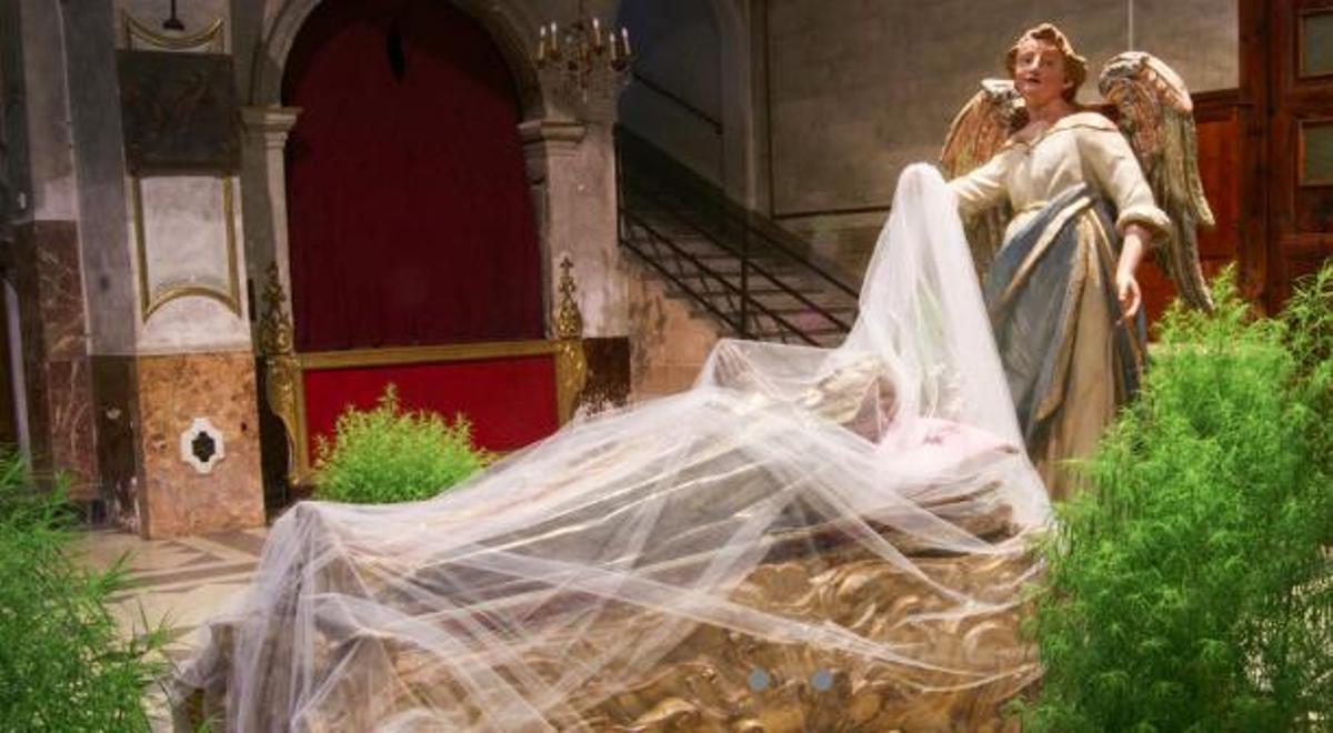 An Mariä Himmelfahrt besuchen die Mallorquiner das 'Bett der Maria" in vielen Kirchen.
