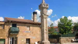 Vista del bar de Jaramillo de la Fuente (Burgos), que se alquila por cero euros al mes junto a la vivienda que hay encima.