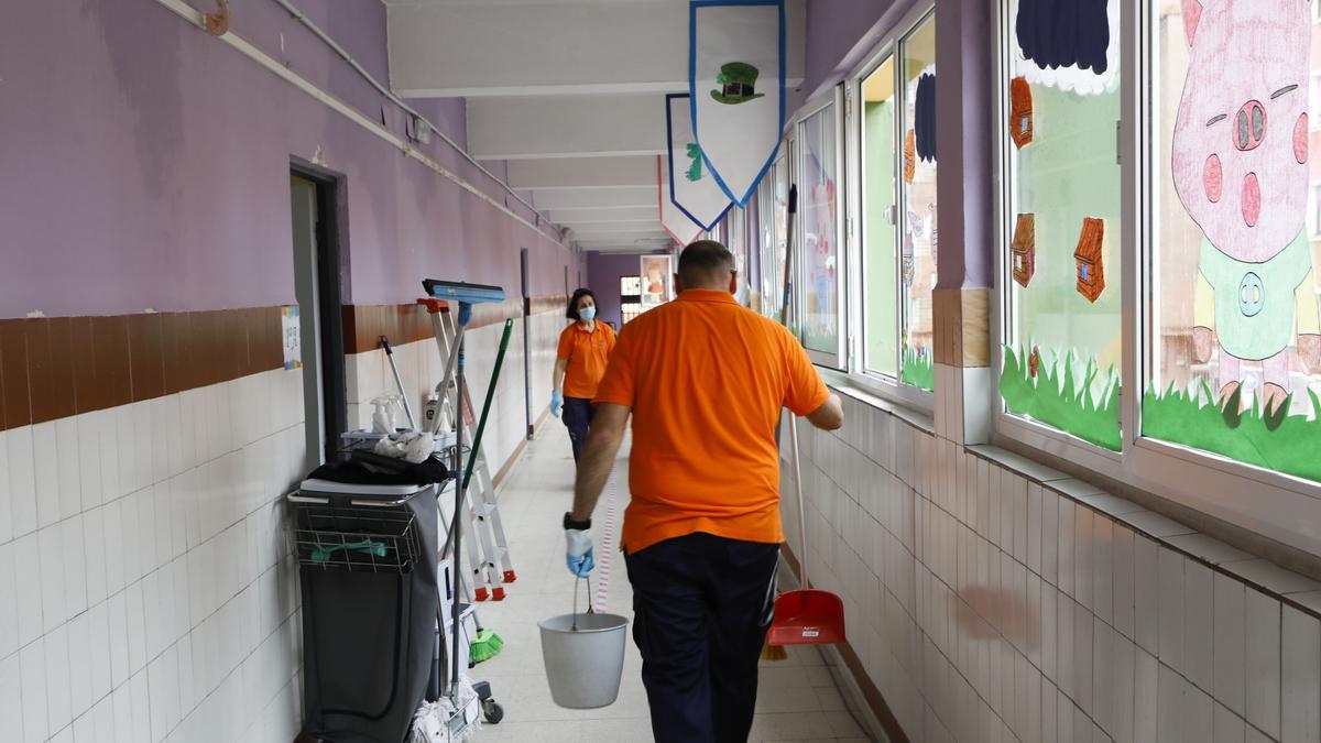 Personal trabaja en un pasillo del Colegio Federico García Lorca, tras la reciente inundación.