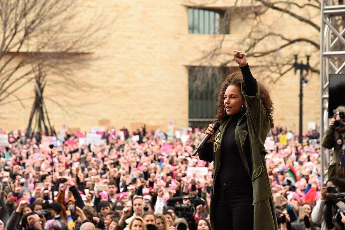Alicia Keys lo da todo en el escenario de la Women's March
