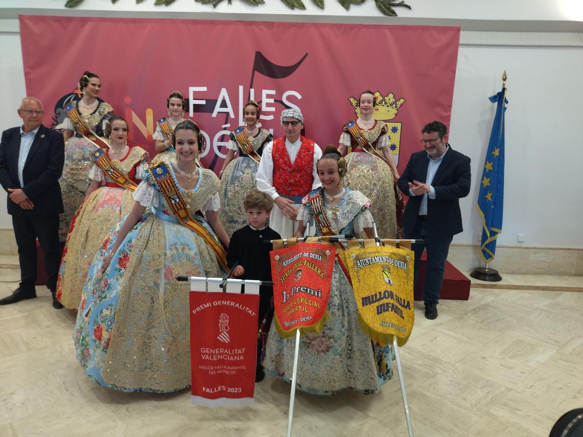 Vera Sanchis, fallera mayor infantil de Centro, y Pepe Reig, al recoger los banderines