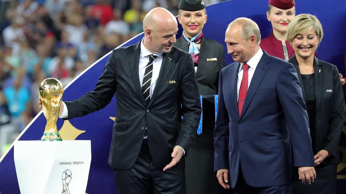 Gianni Infantino, presidente de la FIFA, junto a Vladimir Putin, presidente de Rusia, durante el Mundial 2018.