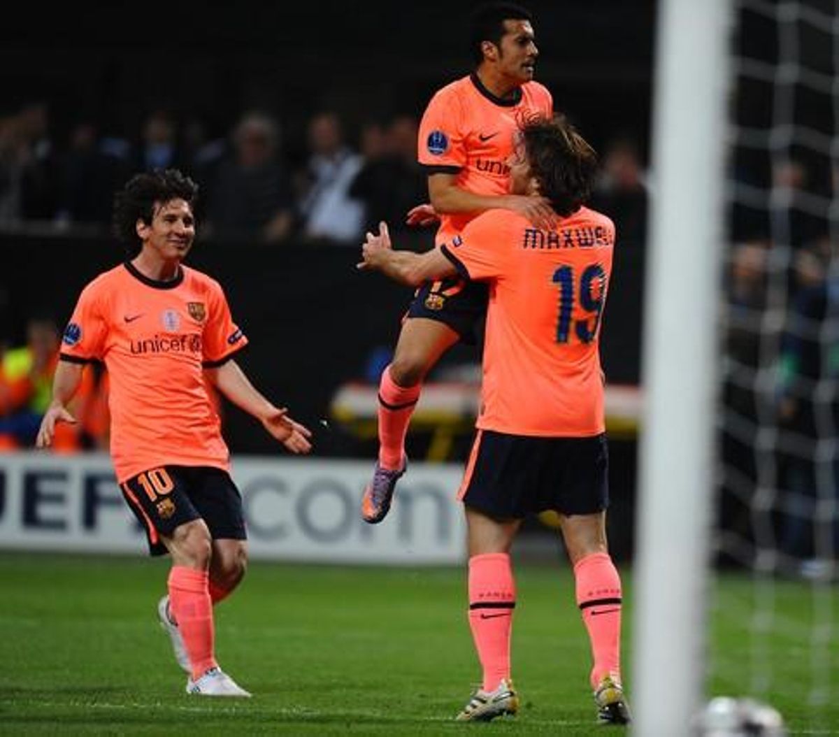 Pedro celebra el seu gol amb Maxwell i Messi, durant un partit de la Lliga de Campions davant l’Inter de Milà, l’abril del 2010.