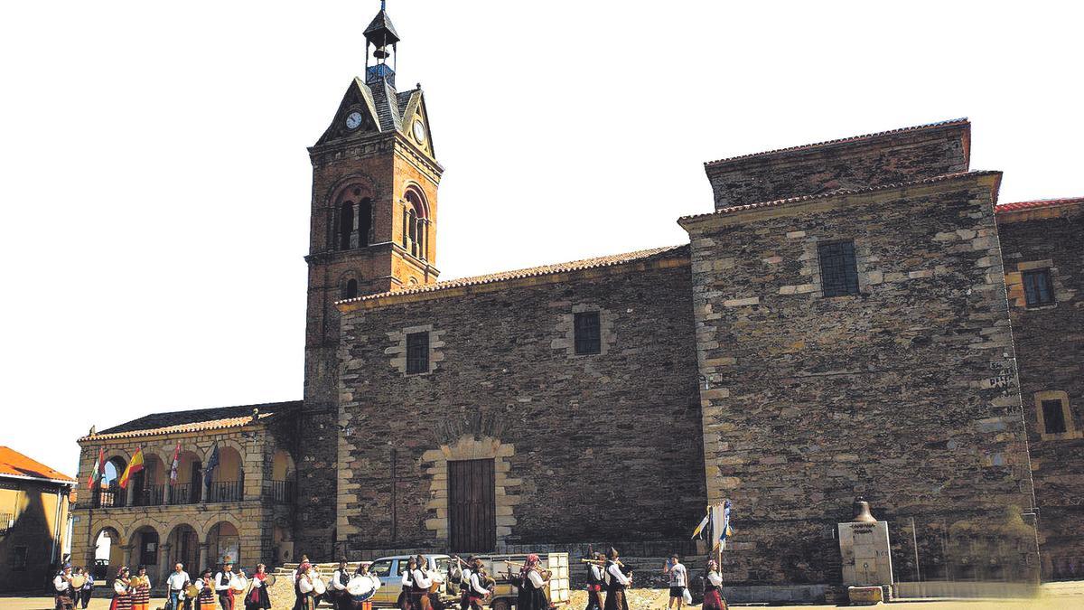 Plaza mayor de Carbajales.