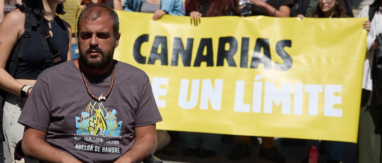 Activistas de Canarias tiene un límite frente al Congreso, el primer plano uno de los supuestos huelguistas de hambre